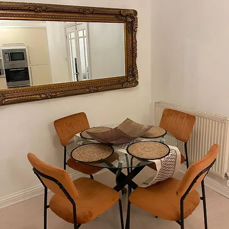 Comfy Nec, Airport Stay, Free Parking Holiday home