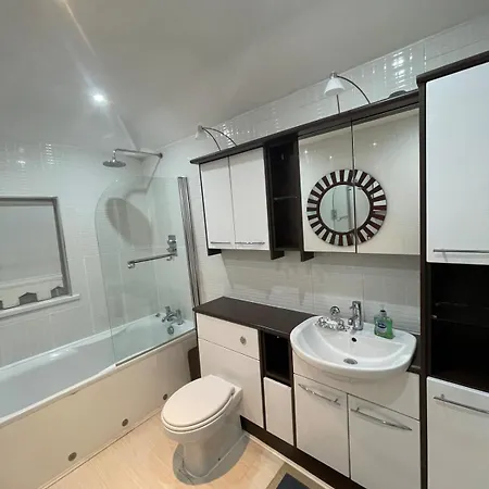 Comfy Nec, Airport Stay, Free Parking Holiday home