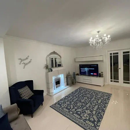 Comfy Nec, Airport Stay, Free Parking Holiday home *